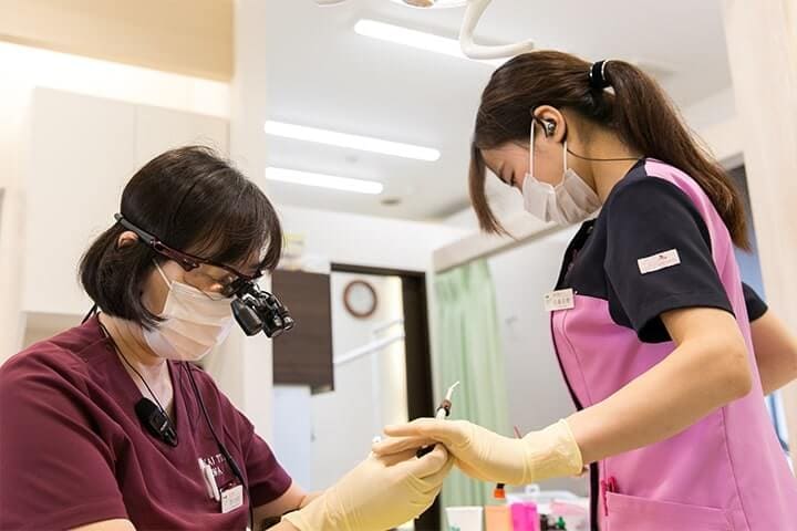 １台のチェアで１人３０分の治療をする